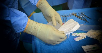 Egy orvos a londoni rendelőjéből műtötte ki egy gibraltári kórházban fekvő férfi prosztatáját